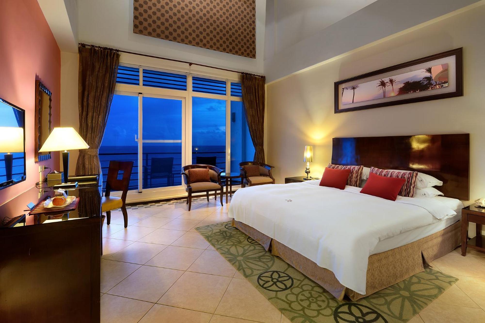 Chateau Beach Resort Kenting Exterior photo A guest room at the Jumeirah Beach Hotel