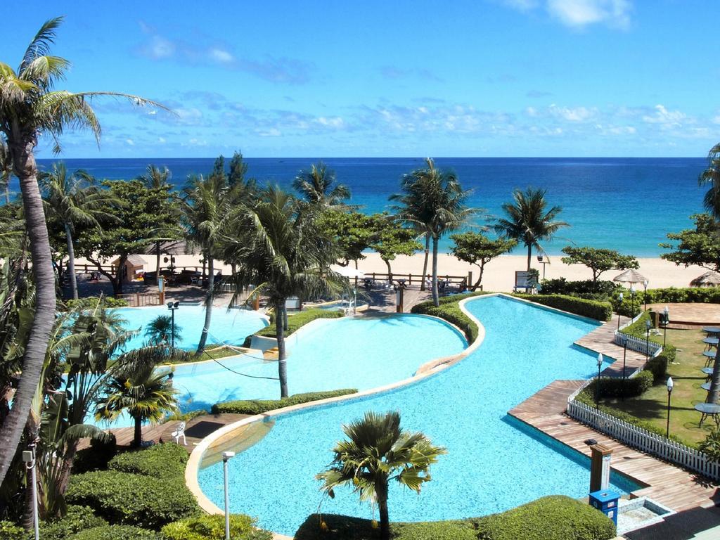 Chateau Beach Resort Kenting Exterior photo The pool at the Sheraton Resort