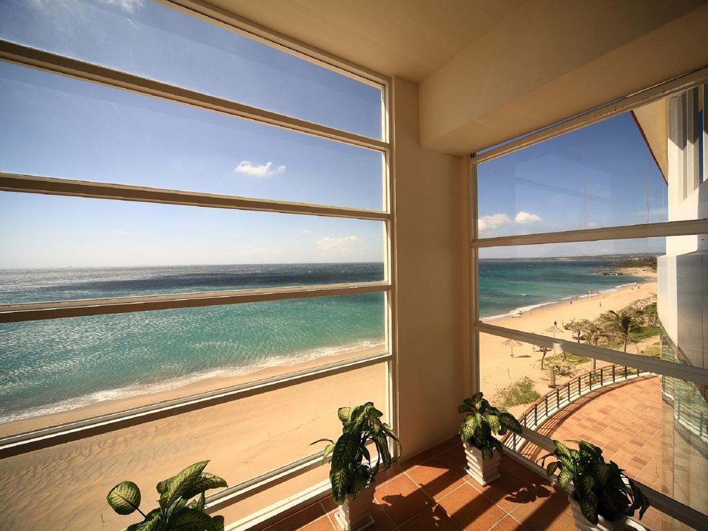 Chateau Beach Resort Kenting Exterior photo A view of the beach from a hotel in La Paloma