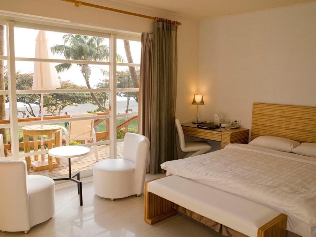 Chateau Beach Resort Kenting Exterior photo A room at the hotel