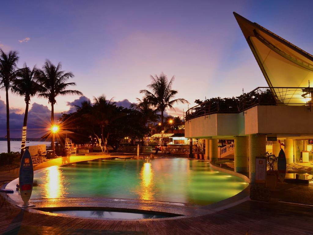 Chateau Beach Resort Kenting Exterior photo The pool at the Sheraton Resort Fiji