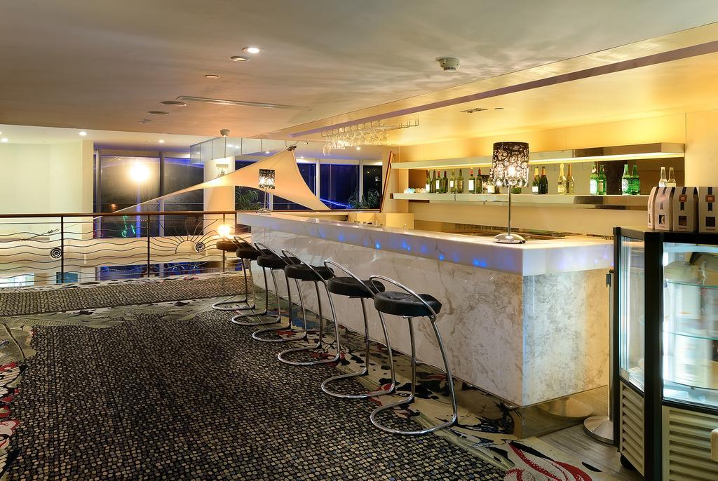 Chateau Beach Resort Kenting Exterior photo The bar at the lounge