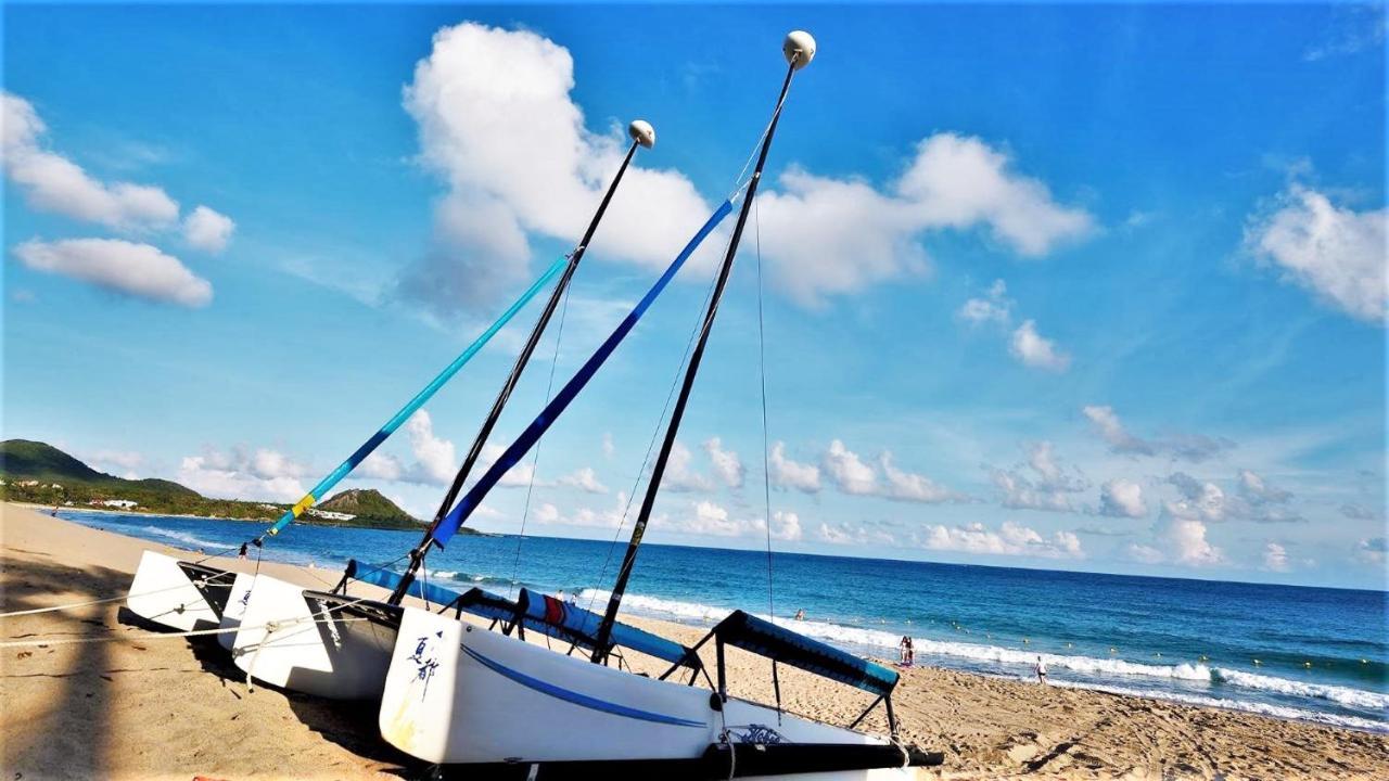 Chateau Beach Resort Kenting Exterior photo A Hobie 16 on the beach